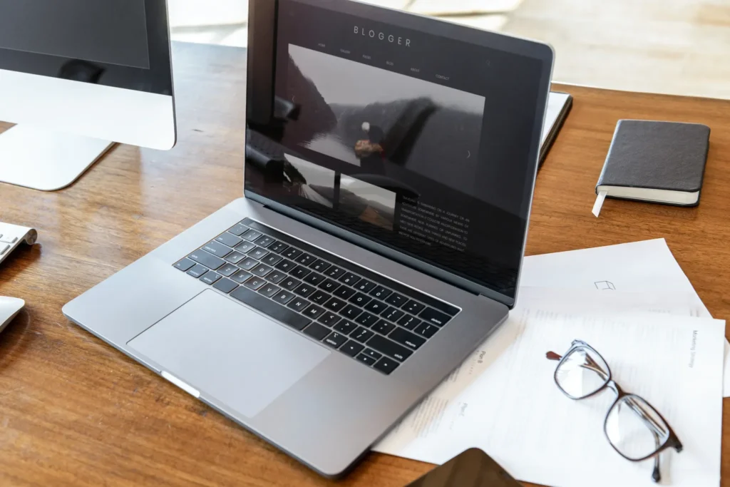 Pourquoi un site internet est essentiel pour les professionnels de santé – ordinateur avec stéthoscope