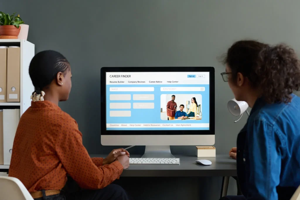 Agence digitale spécialisée en création de site internet pour le secteur médical – médecin devant un site web